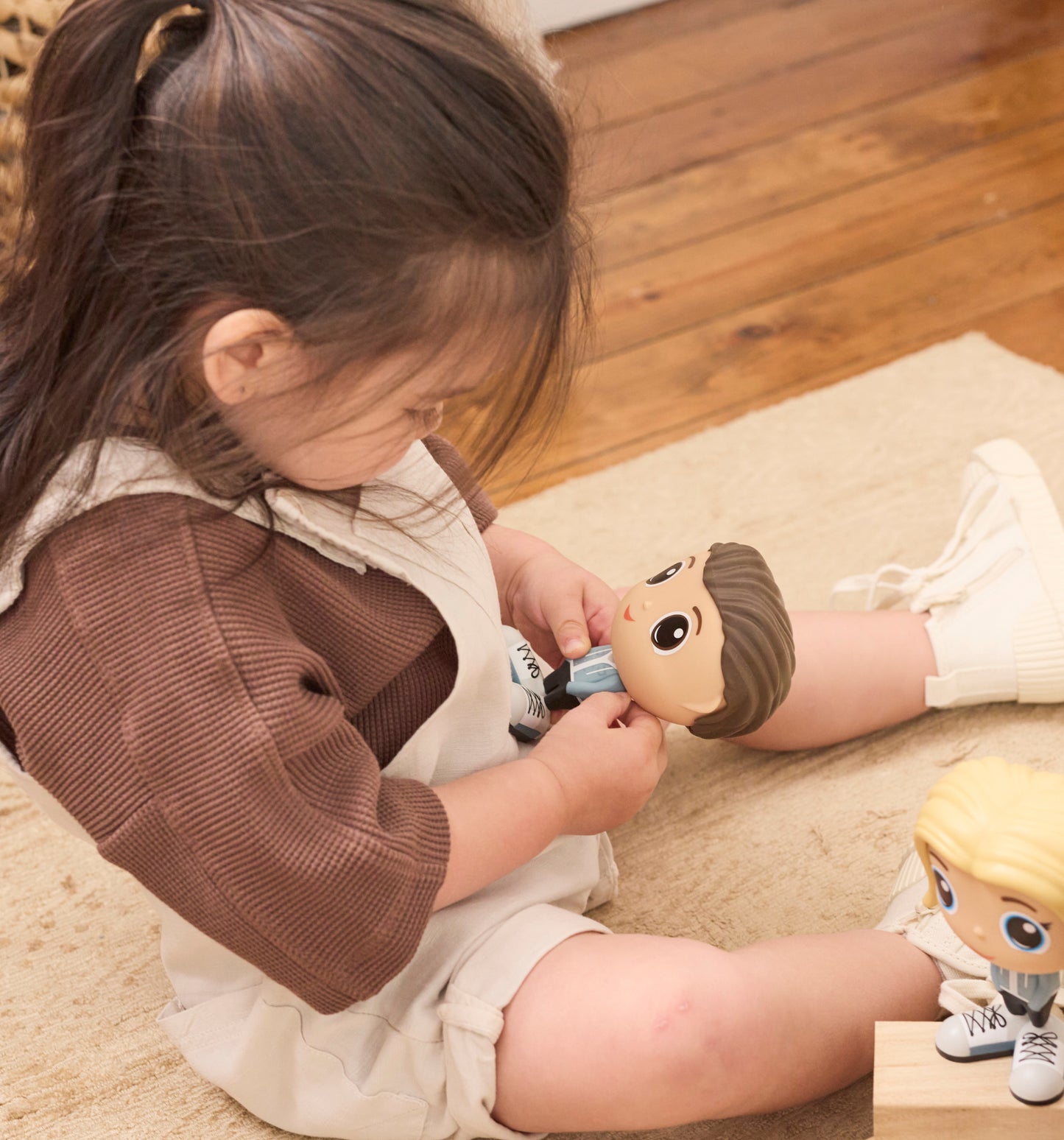 Enfant jouant avec la Figurine Alex en tenue de ville — Jouet préscolaire Flek