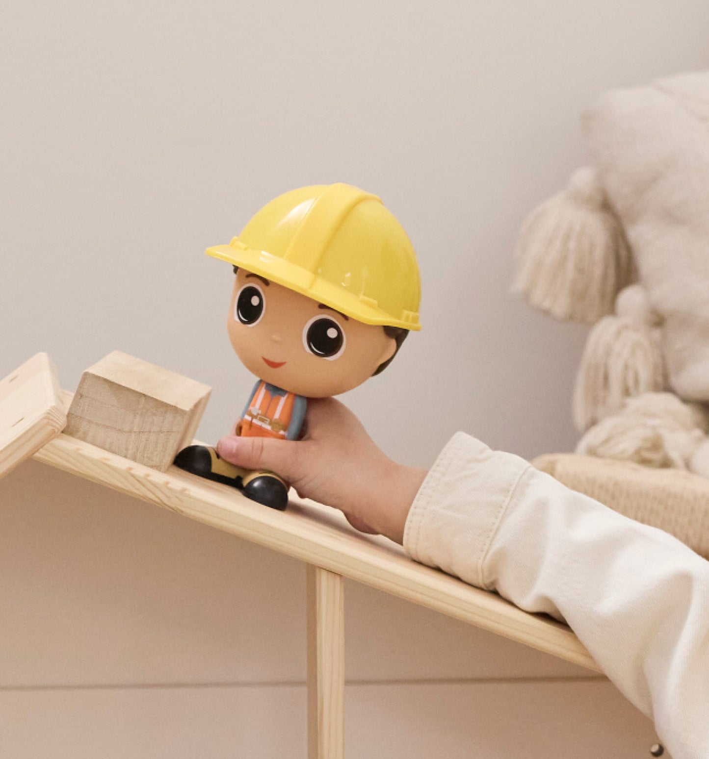 Enfant jouant avec la Figurine Alex en tenue de construction — Jouet préscolaire Flek