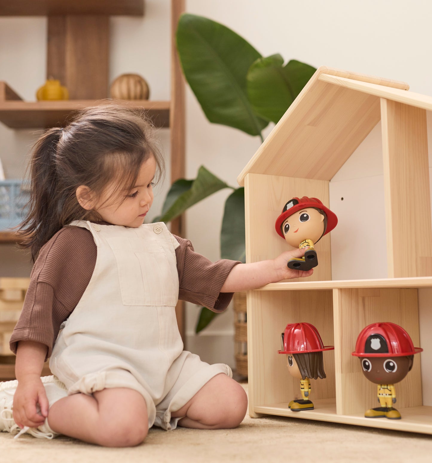 Enfant jouant avec la Figurine Alex en pompier — Jouet préscolaire Flek