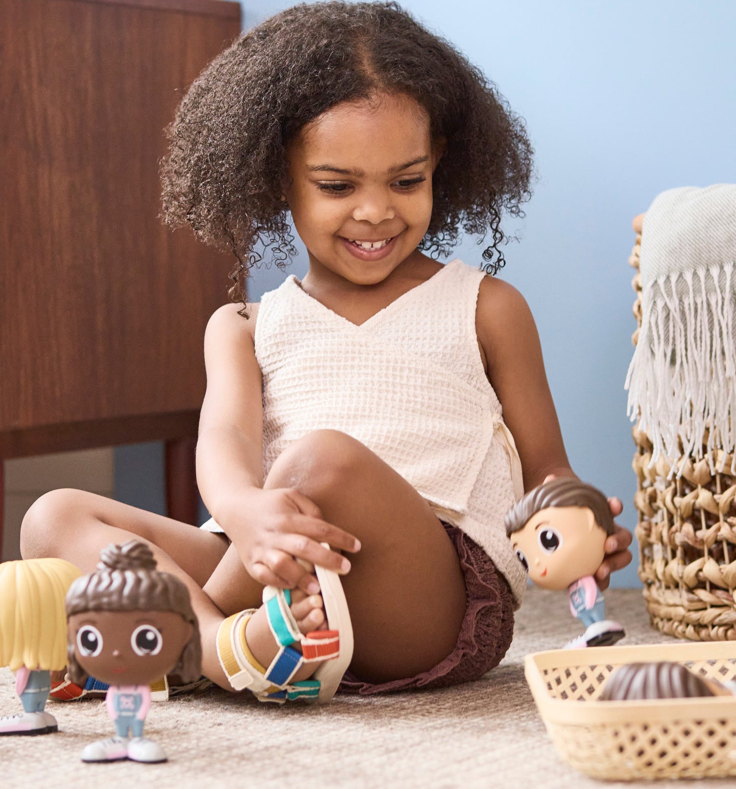 Enfant jouant avec la Figurine Alex en tenue de parc — Jouet préscolaire Flek