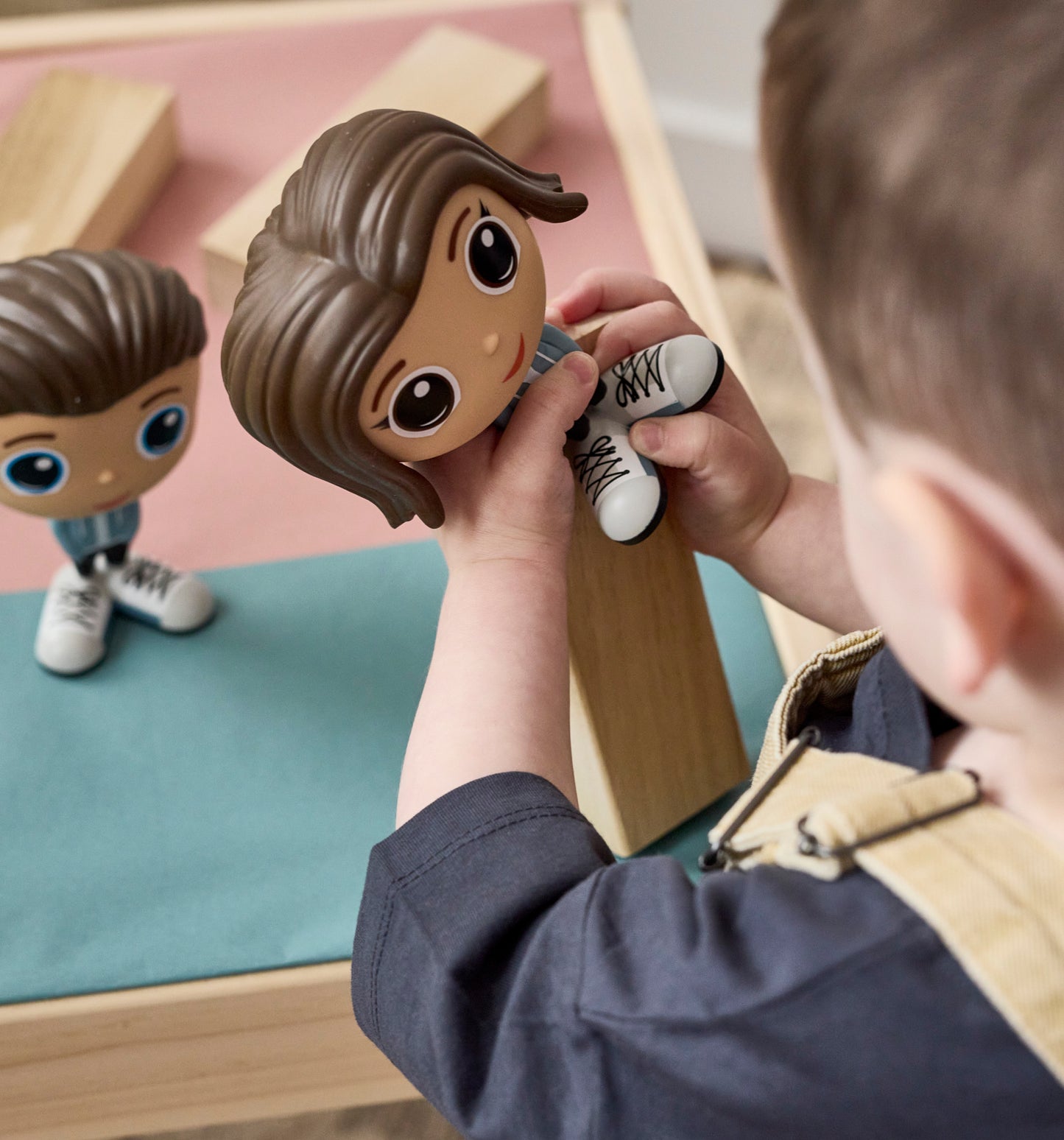 Enfant jouant avec la Figurine Kim en tenue de ville — Jouet préscolaire Flek