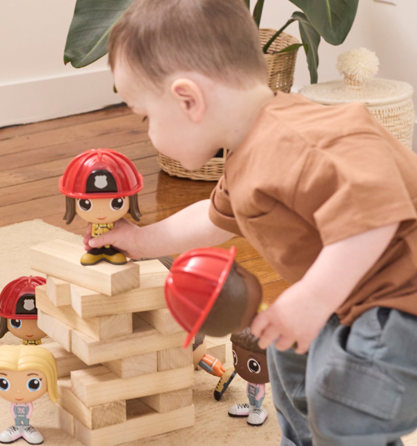 Enfant jouant avec la Figurine Kim en pompière — Jouet préscolaire Flek