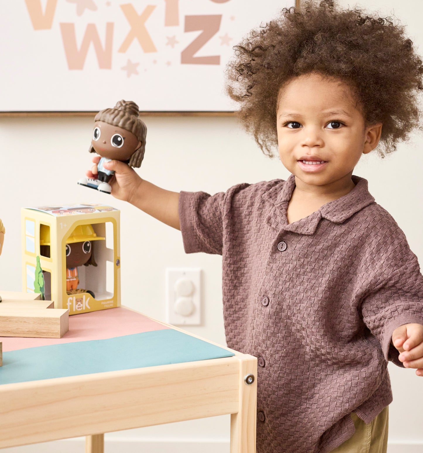 Enfant jouant avec la Figurine Mady en tenue de ville — Jouet préscolaire Flek