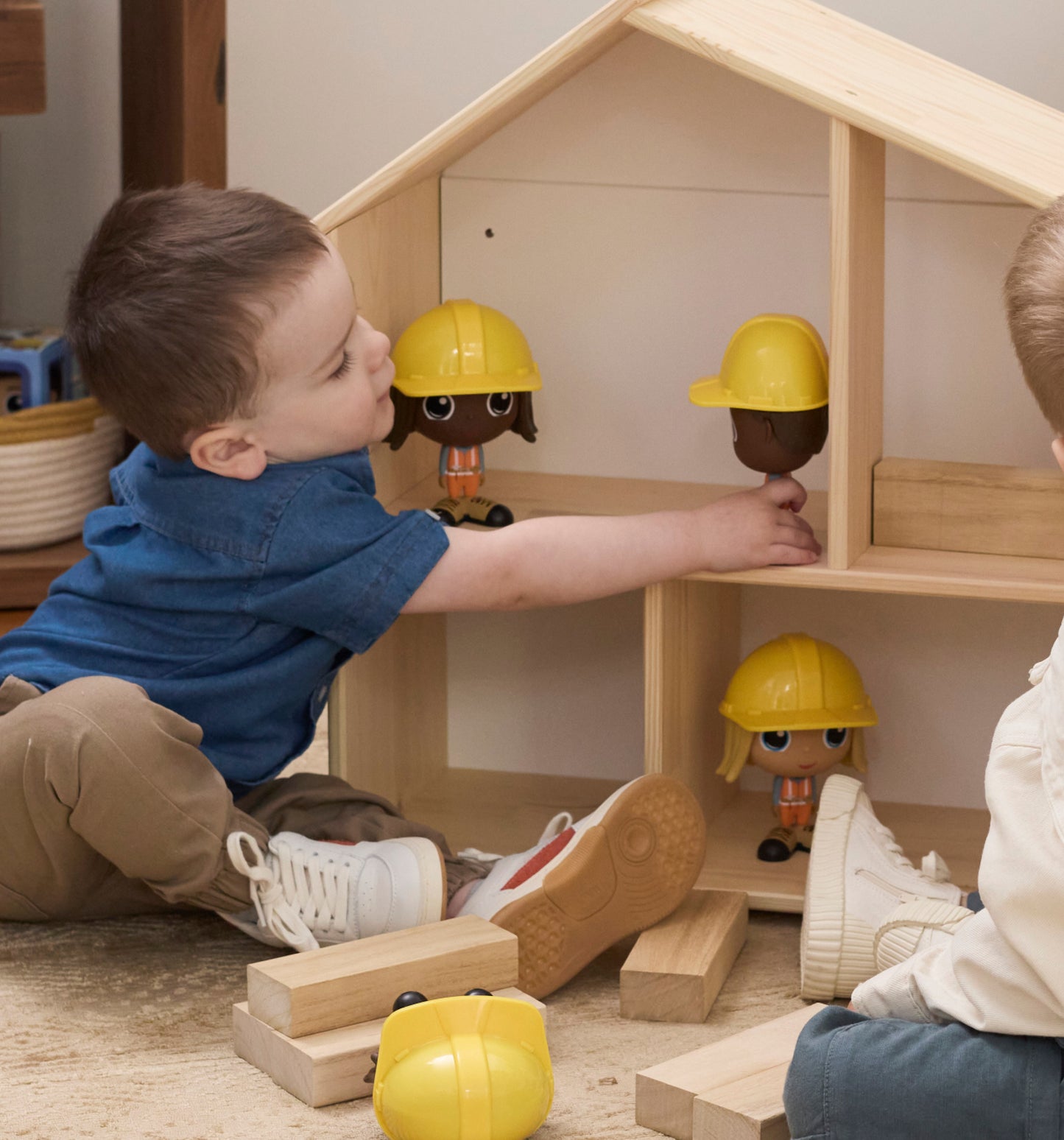 Enfant jouant avec la Figurine Mady en tenue de construction — Jouet préscolaire Flek