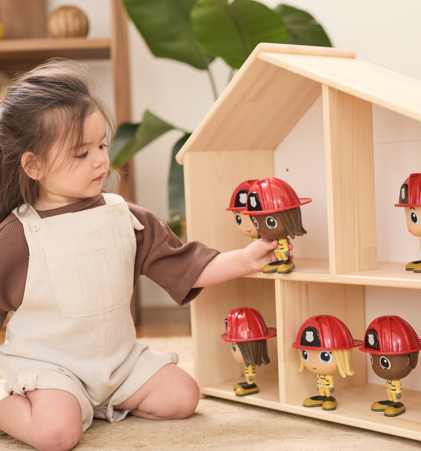 Enfant jouant avec la Figurine Mady en pompière — Jouet préscolaire Flek