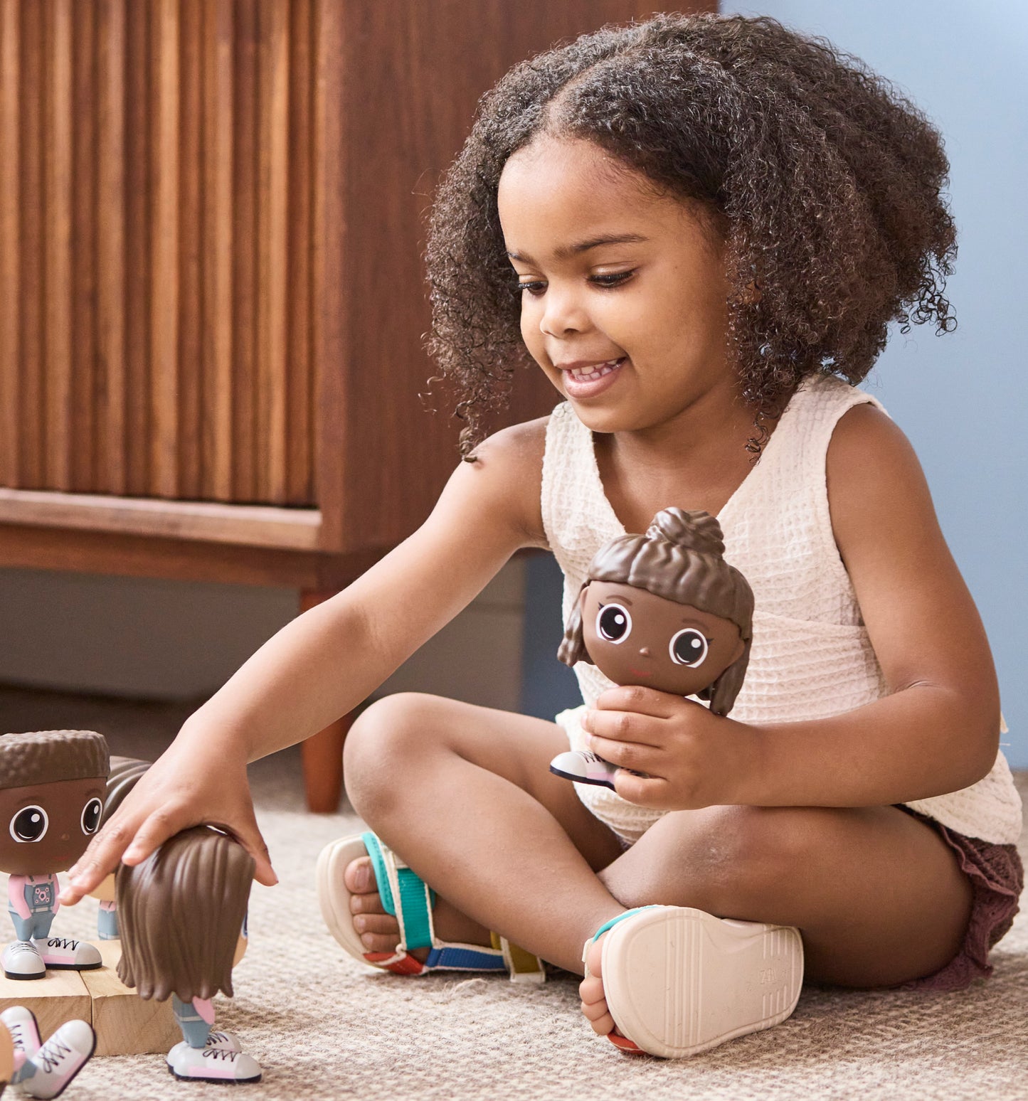 Enfant jouant avec la Figurine Mady en tenue de parc — Jouet préscolaire Flek