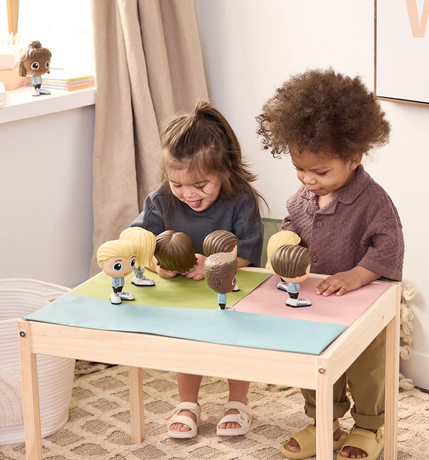 Enfant jouant avec la Figurine Romi en tenue de ville — Jouet préscolaire Flek