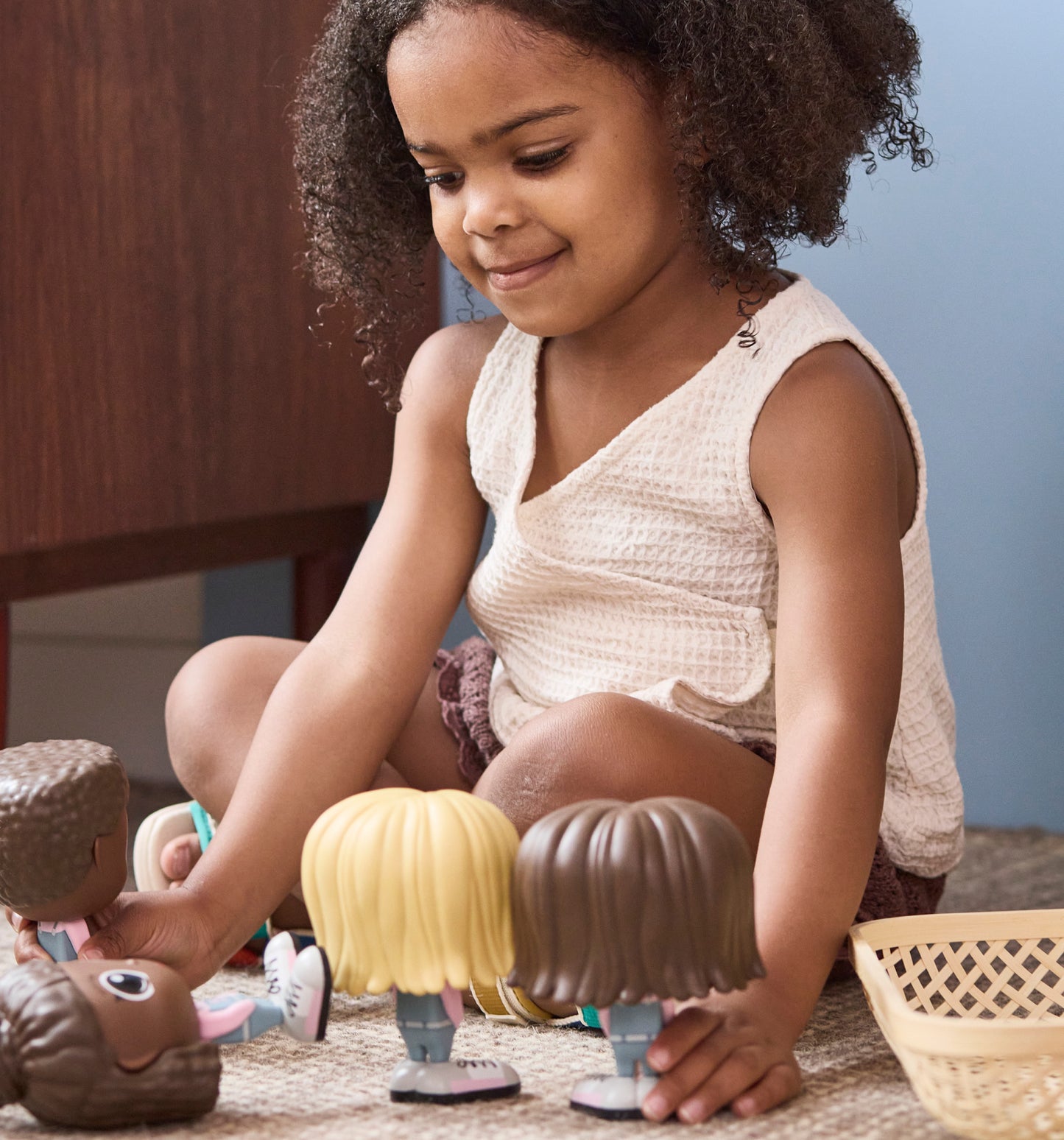 Enfant jouant avec la Figurine Romi en tenue de parc — Jouet préscolaire Flek