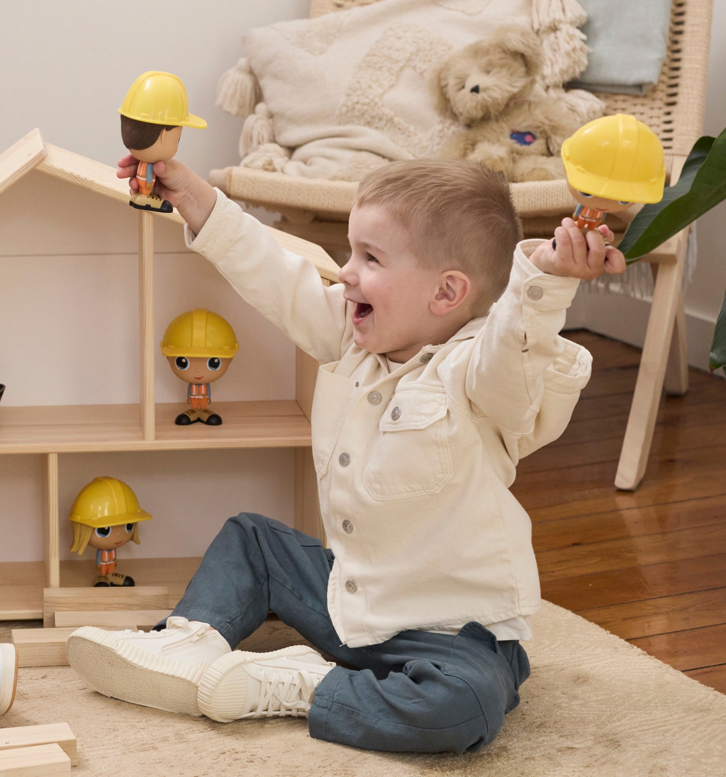 Enfant jouant avec la Figurine Sam en tenue de construction — Jouet préscolaire Flek