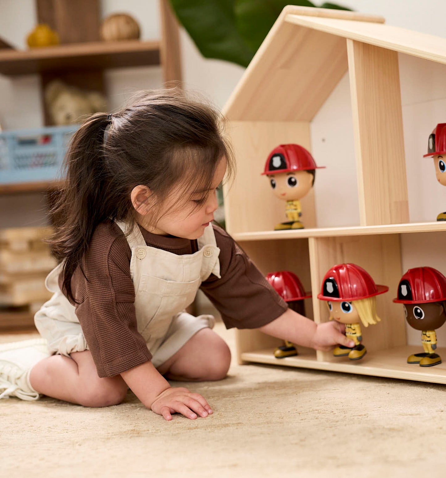 Enfant jouant avec la Figurine Azra en pompière — Jouet préscolaire Flek