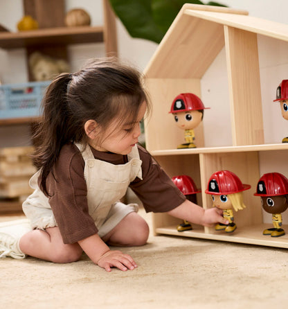 Enfant jouant avec la Figurine Azra en pompière — Jouet préscolaire Flek