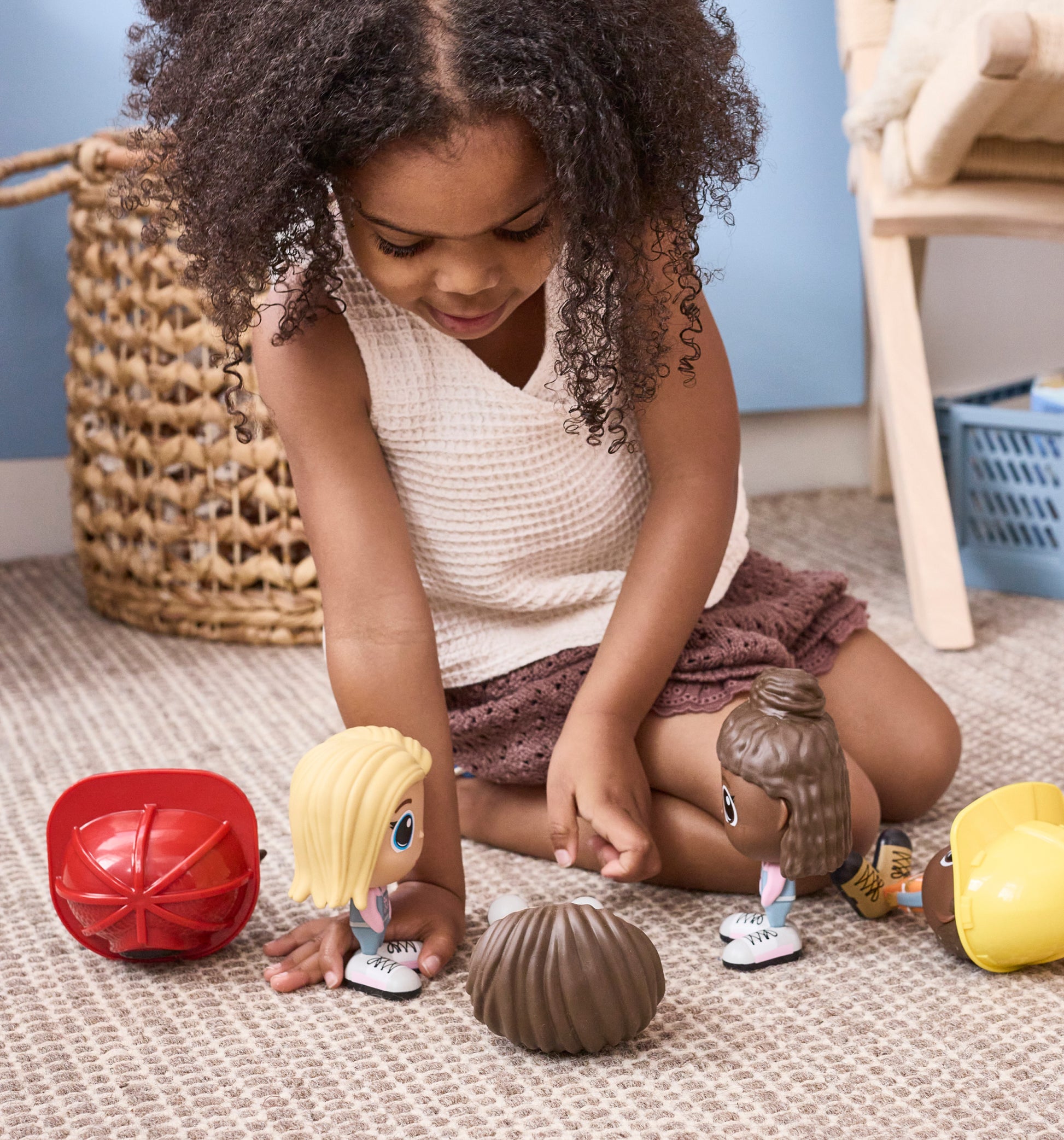 Enfant jouant avec la Figurine Azra en tenue de parc — Jouet préscolaire Flek