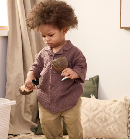 Enfant jouant avec la Figurine Billy en tenue de ville — Jouet préscolaire Flek