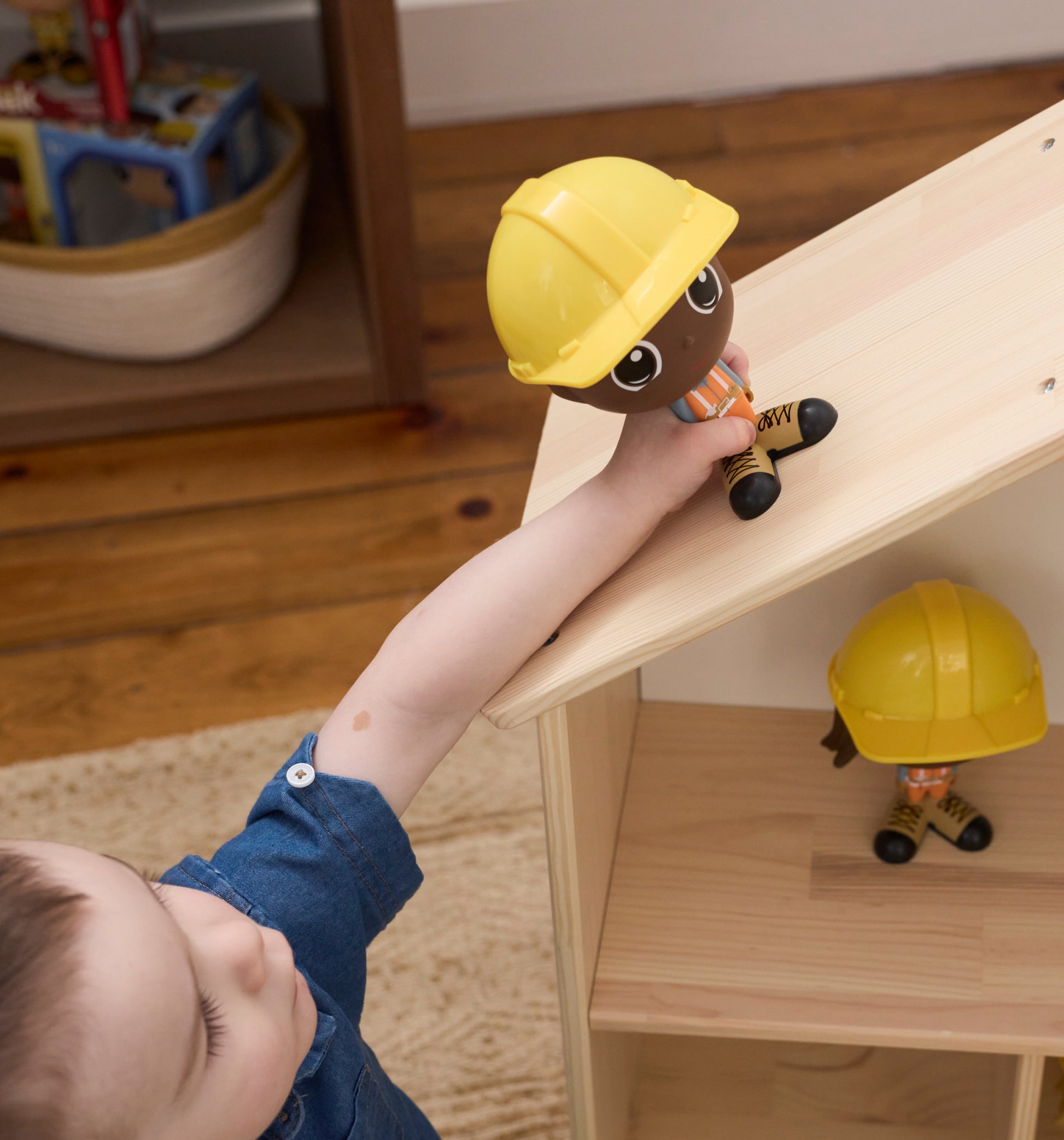 Enfant jouant avec la Figurine Billy en tenue de construction — Jouet préscolaire Flek