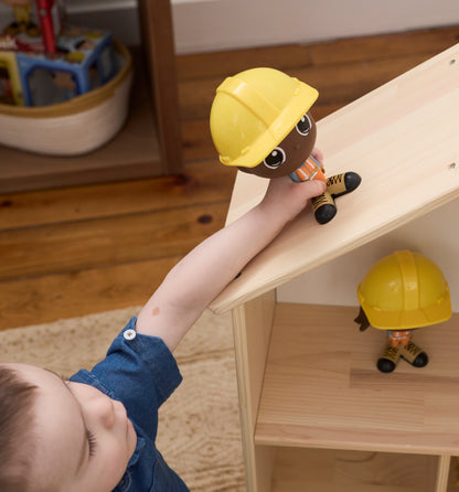 Enfant jouant avec la Figurine Billy en tenue de construction — Jouet préscolaire Flek