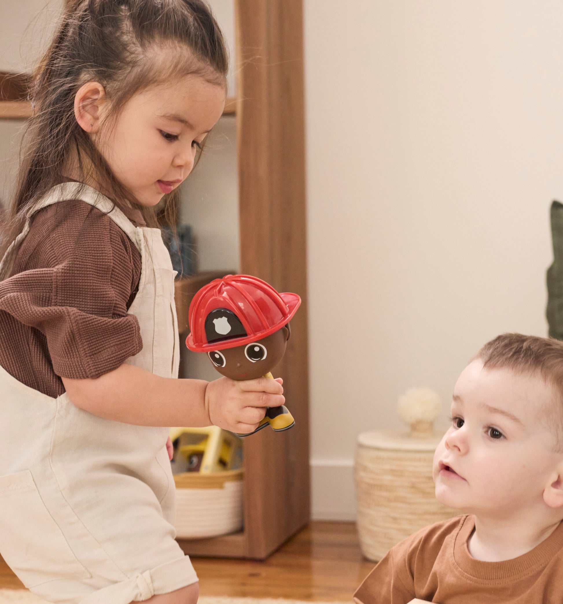 Enfant jouant avec la Figurine Billy en pompier — Jouet préscolaire Flek