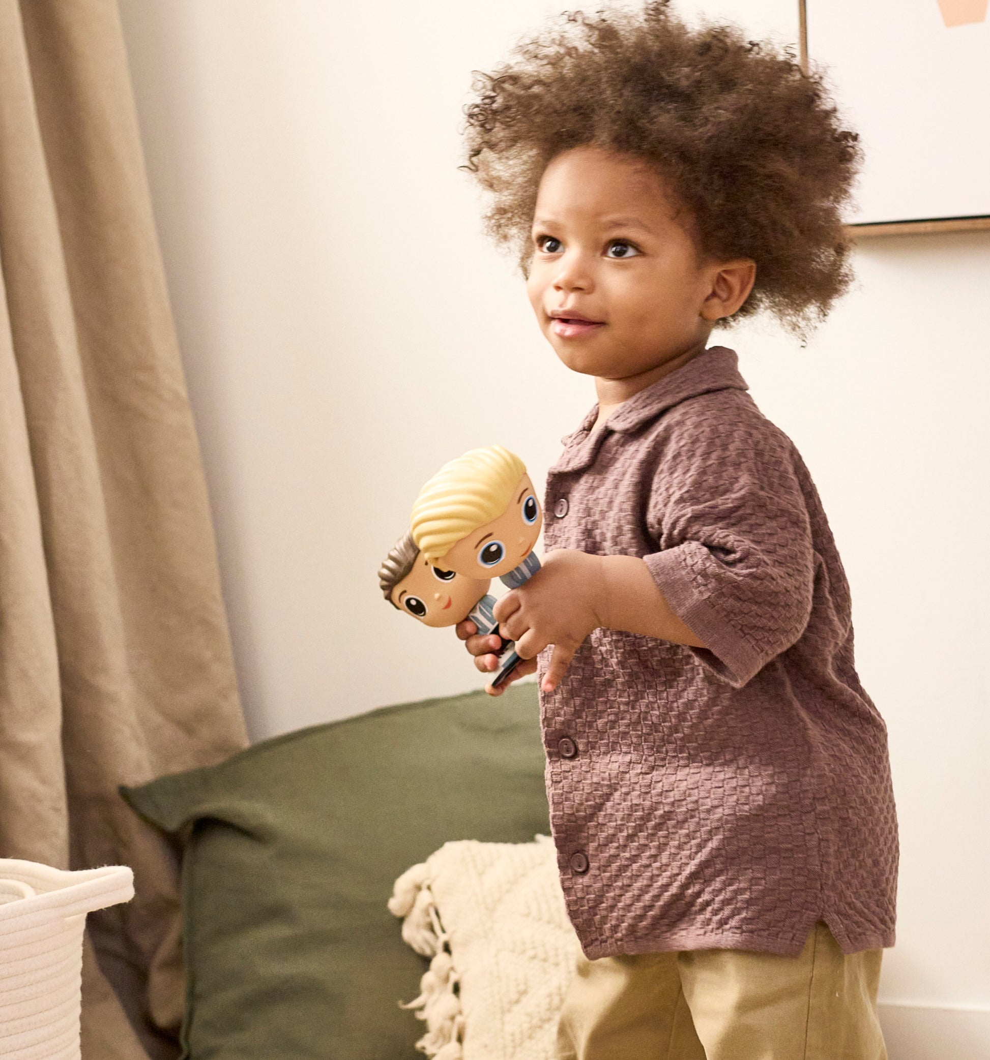 Enfant jouant avec la Figurine Charlie en tenue de ville