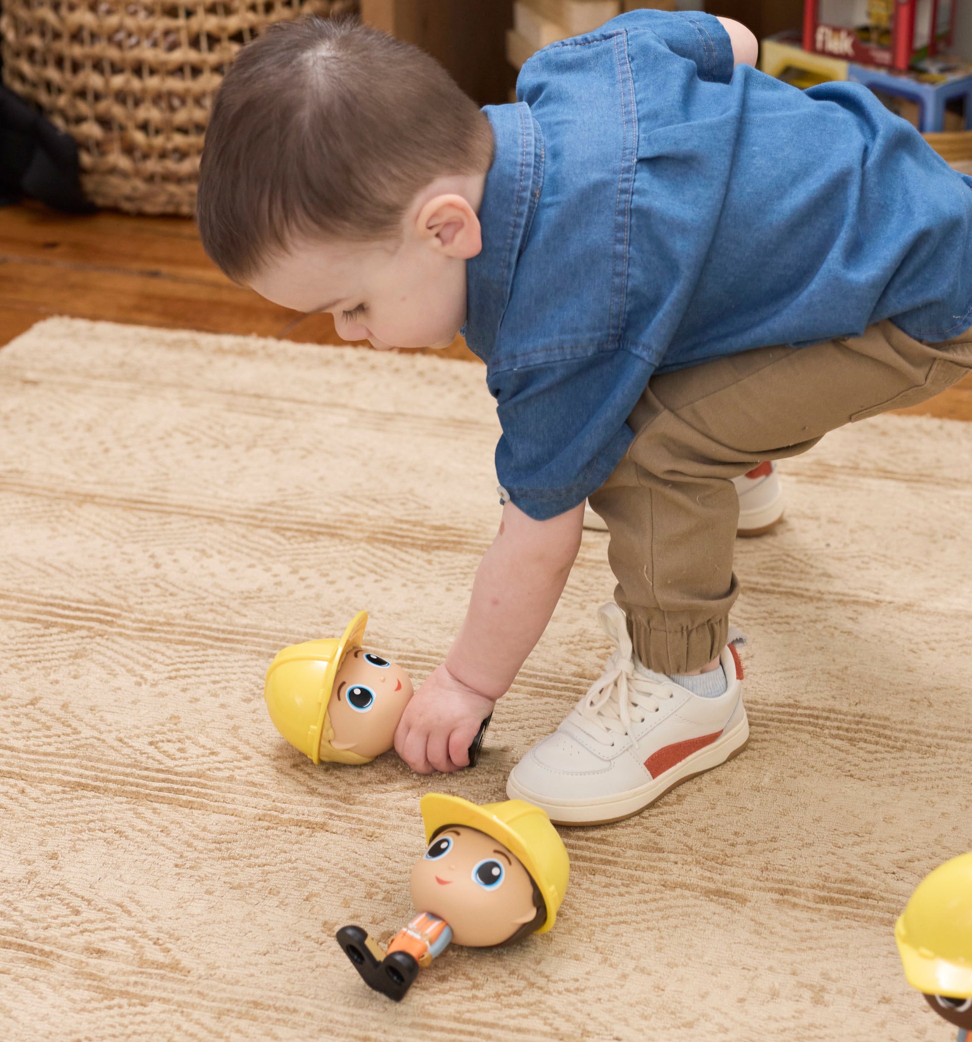 Enfant jouant avec la Figurine Charlie en tenue de construction — Jouet préscolaire Flek