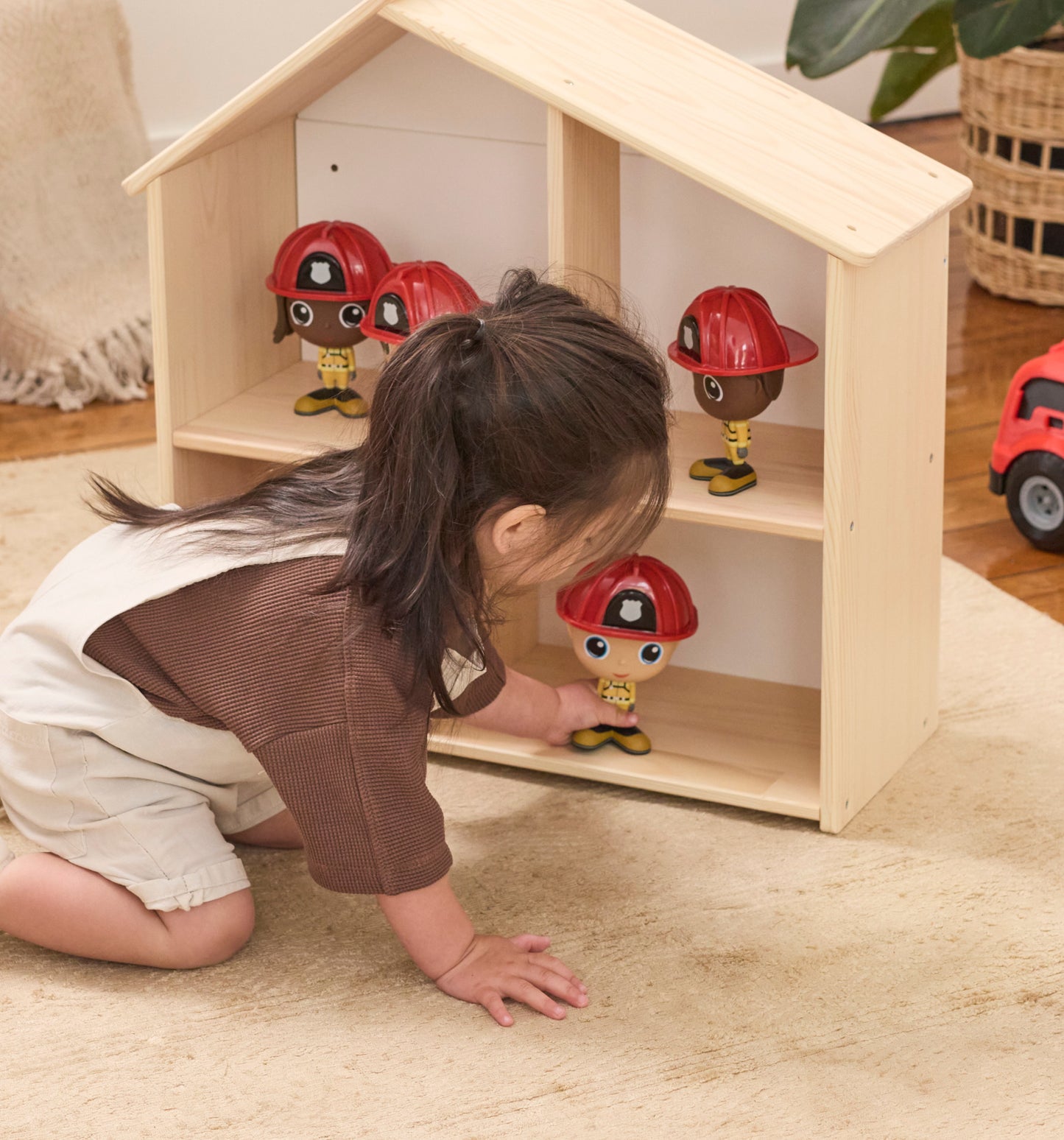 Enfant jouant avec la Figurine Charlie en pompier — Jouet préscolaire Flek