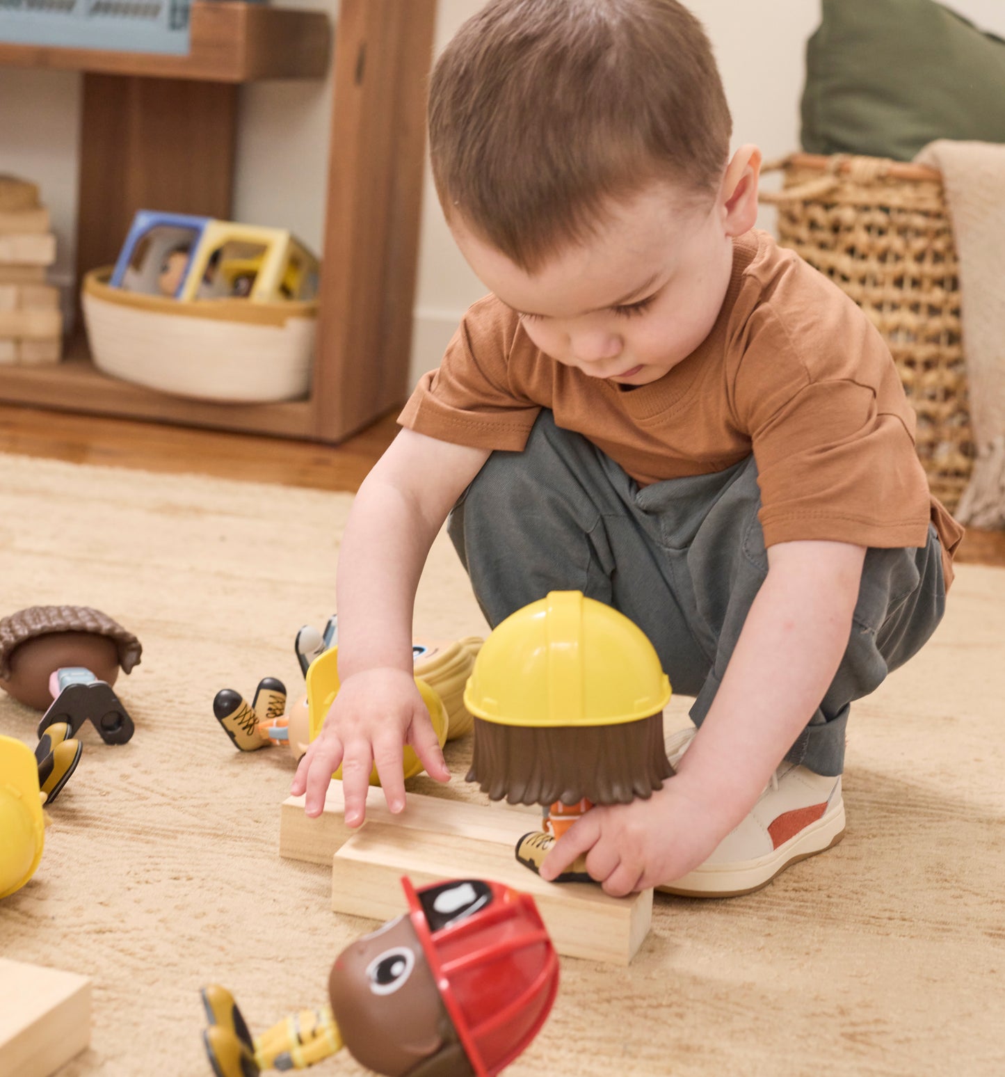 Enfant jouant avec la Figurine Kim en tenue de construction — Jouet préscolaire Flek