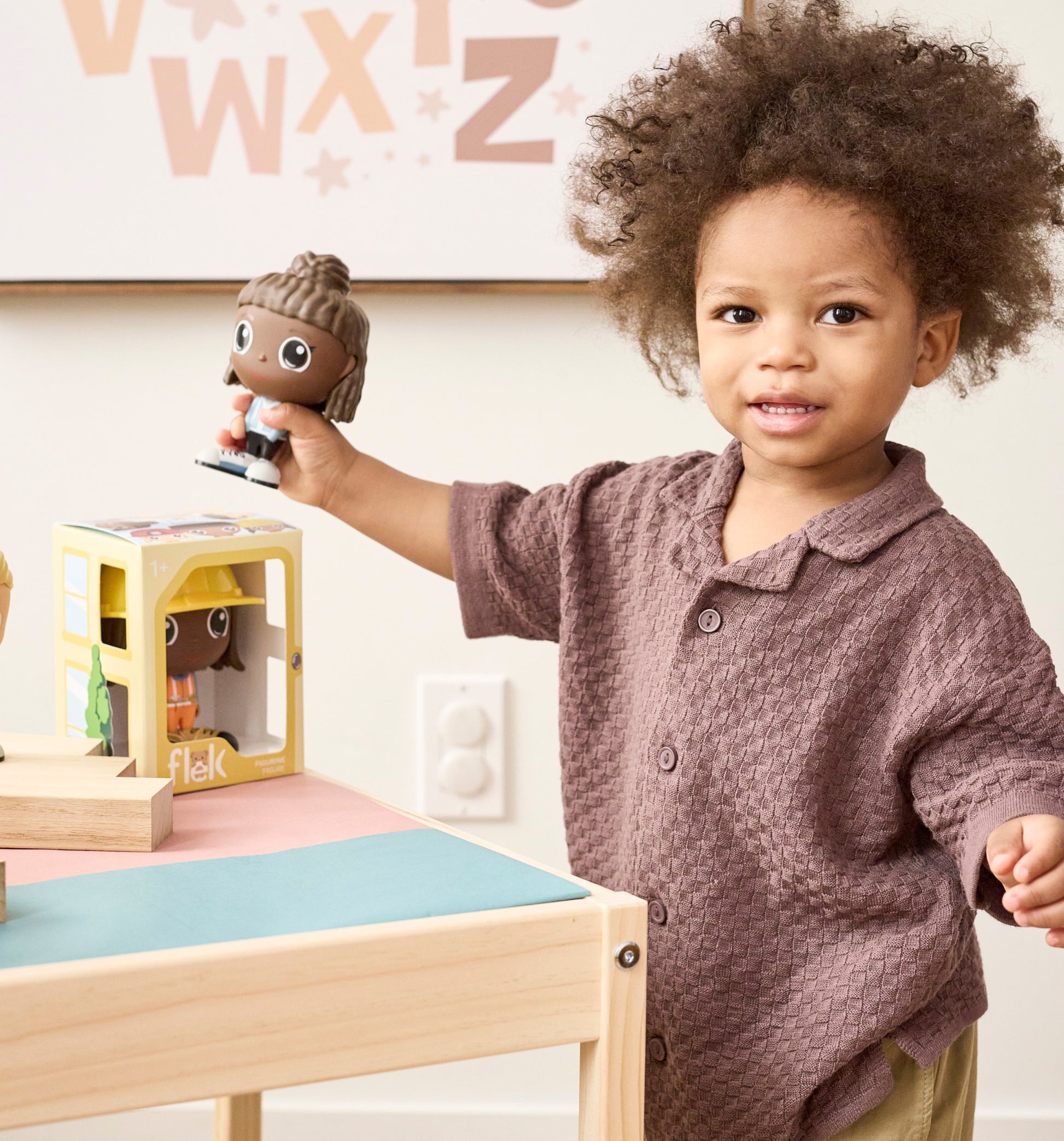 Enfant jouant avec la Figurine Mady en tenue de ville — Jouet préscolaire Flek