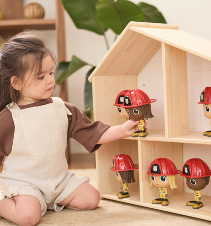 Enfant jouant avec la Figurine Mady en pompière — Jouet préscolaire Flek