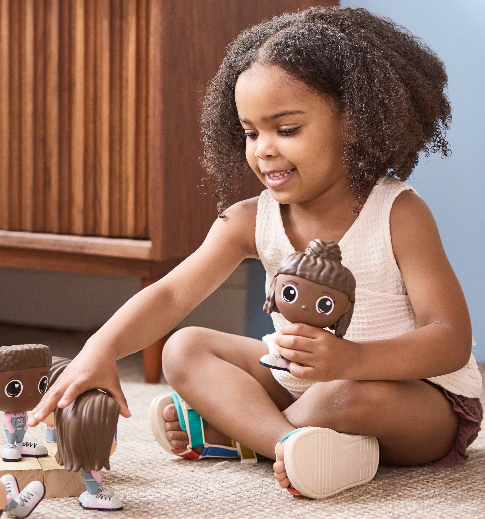 Enfant jouant avec la Figurine Mady en tenue de parc — Jouet préscolaire Flek