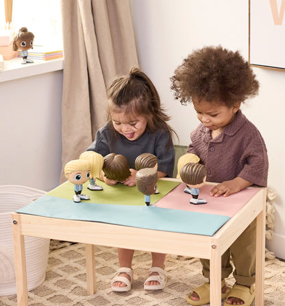 Enfant jouant avec la Figurine Romi en tenue de ville — Jouet préscolaire Flek