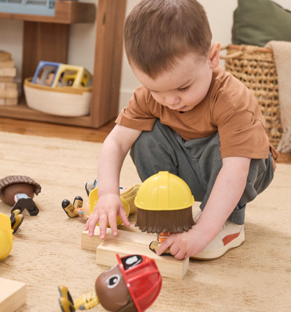 Enfant jouant avec la Figurine Romi en tenue de construction — Jouet préscolaire Flek