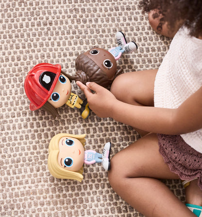Enfant jouant avec la Figurine Romi en pompière — Jouet préscolaire Flek