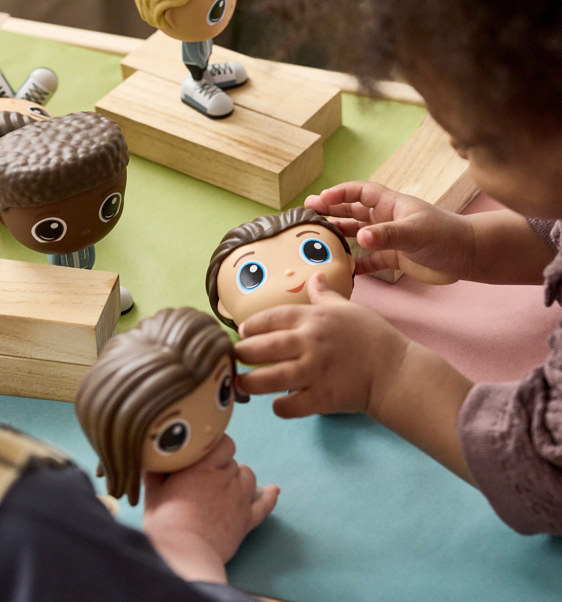 Enfant jouant avec la Figurine Sam en tenue de ville — Jouet préscolaire Flek