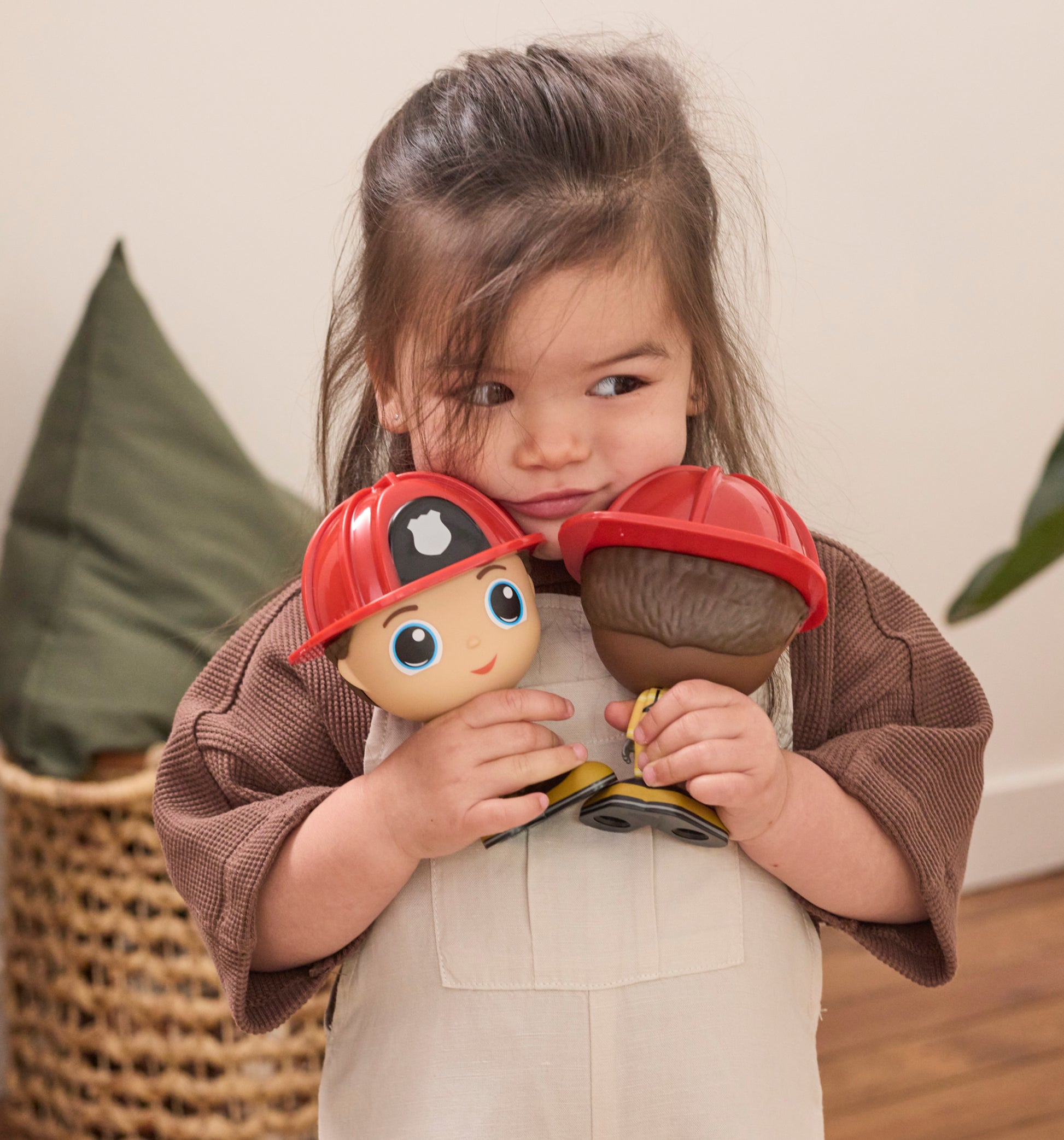 Enfant jouant avec la Figurine Sam en pompier — Jouet préscolaire Flek